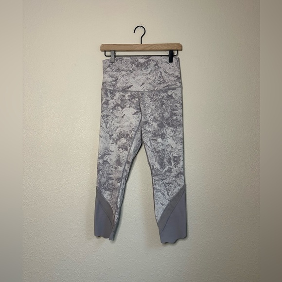 Lululemon Wunder Under High Rise Scalloped Leggings Size Medium - Picture 1 of 4